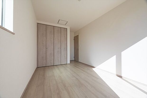 各居室クローゼットを備えています。