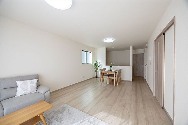 淡い色合いのフロアと建具が安らぎの空間を演出します。