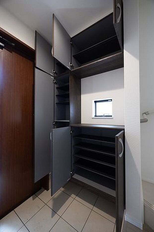 玄関/収納たっぷりの玄関です。