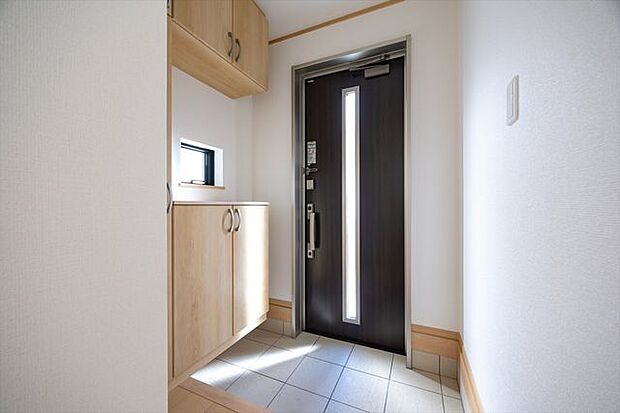 玄関はスリットから陽射しが射し込む空間です。