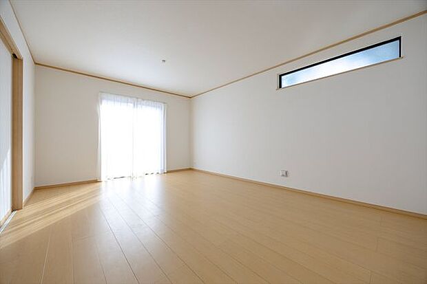 道路に面した西側はプライバシーに配慮した高窓設計