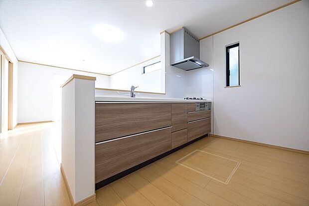 開放感のある対面式システムキッチン