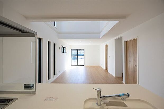 キッチンからリビングまで開放的な空間が広がります。