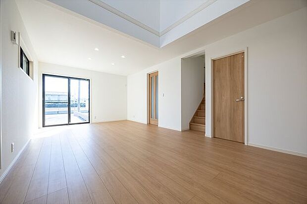 南側から明るい陽の注ぐリビングダイニング。吹き抜けからも爽やかな光が注ぎます。