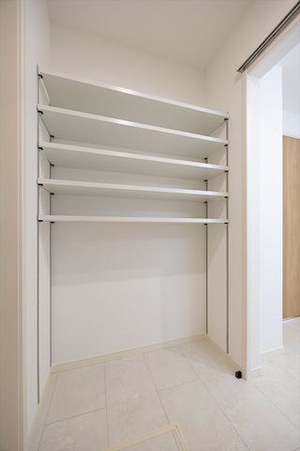 洗濯脱衣室収納。タオルやパジャマなど便利な位置に収納しておけます。