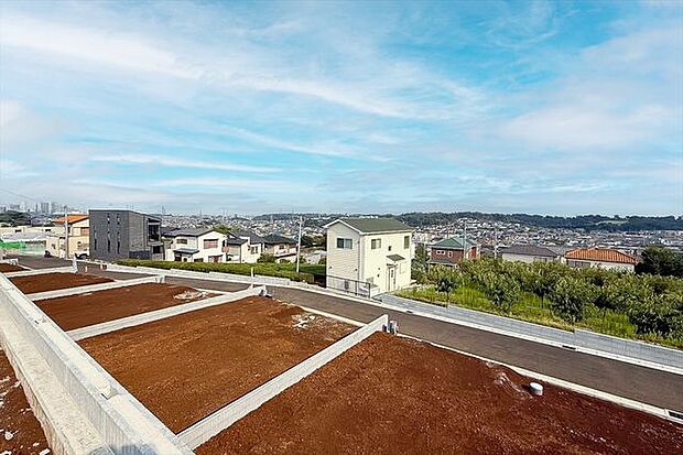 青空と街並みを眼下に望めます。