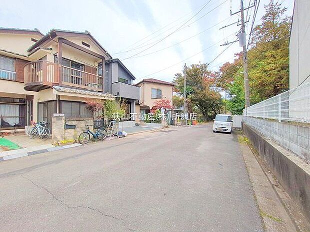 前面道路含む現地写真/前面道路幅員7.9mなので駐車する際にもゆとりがあります