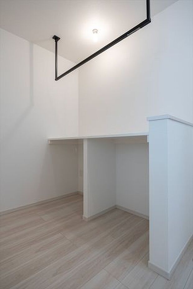 室内干しバーと作業カウンターも設えた家事ラクプラン