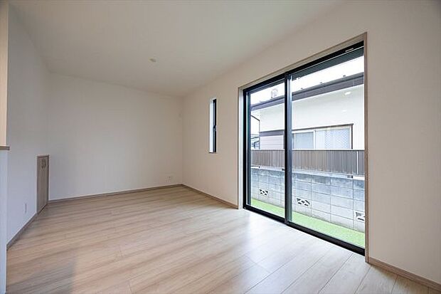 南西向きの陽当たり良いリビング