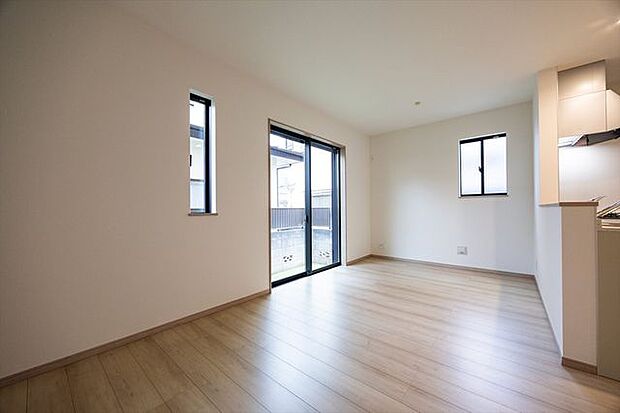 南面に広く設計されたリビングダイニング