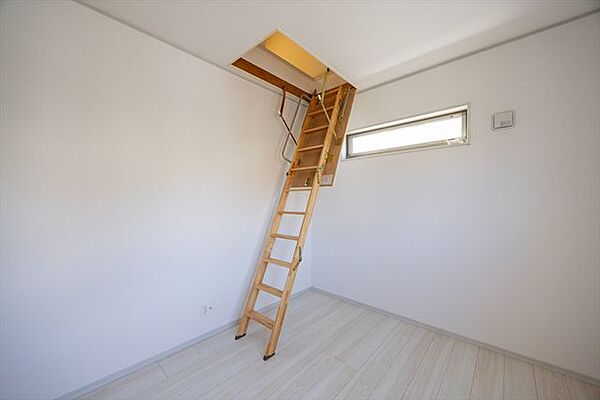 洋室5.33帖には小屋裏収納も備えています。