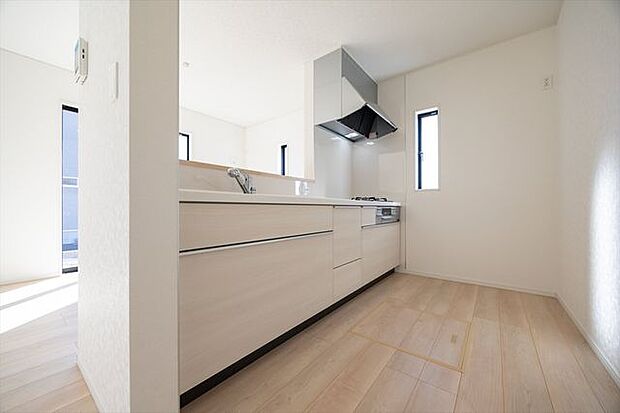 淡い木目が清潔感とやさしさを演出するキッチン。対面式で開放的です。