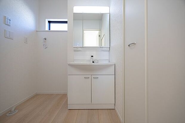 洗面脱衣室／三面鏡洗面化粧台