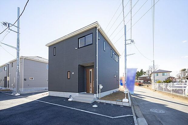 敷地内協定道路と公道面で角地のような開放感があります。