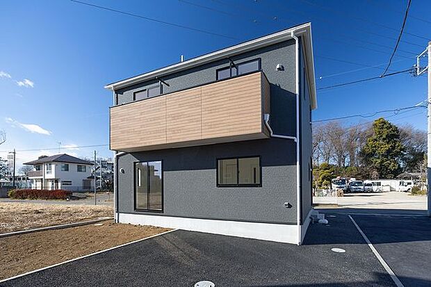 木目がアクセントになったモダンな外観です。