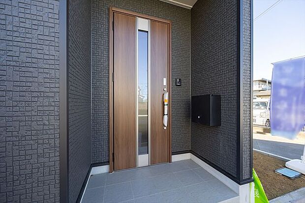 玄関を開けてすぐ郵便物が回収できる壁付けポスト