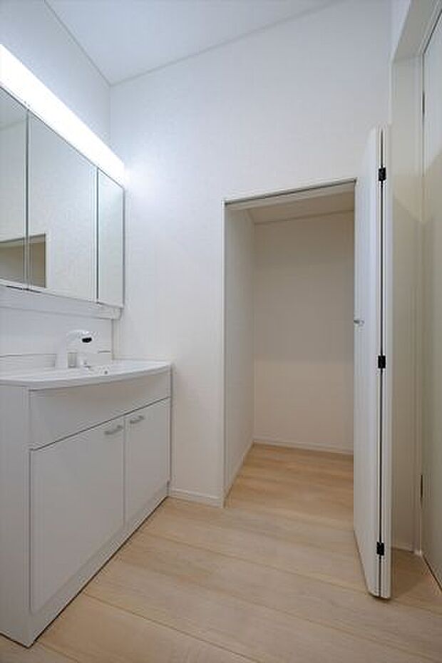 洗剤やタオルなどもたっぷり収納できる収納庫も備えています。