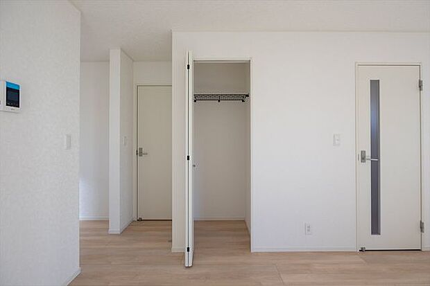 リビングにクローゼット機能をプラス。アウターを掛けてお出かけ動線をスムーズにできます。