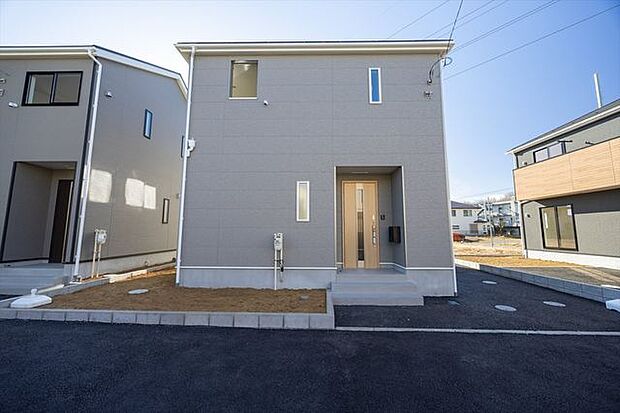 2号棟外観／グレー×木目ドアのモダンなデザイン