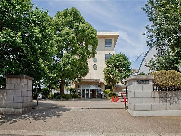 所沢市立向陽中学校 徒歩9分。 710m