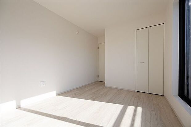 2F　洋室6帖　バルコニーからの採光で明るいですね