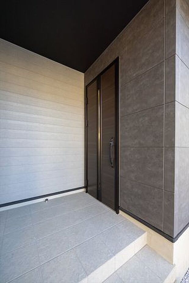 屋根付きで落ち着いた印象の玄関アプローチ