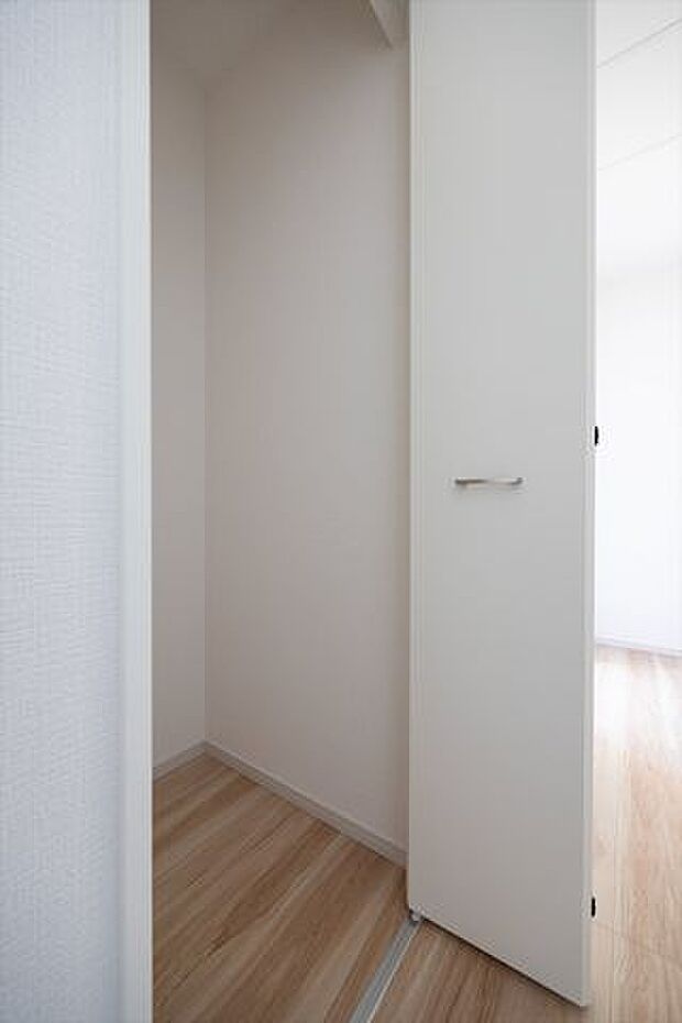 奥行きがあり使い勝手の良い廊下収納