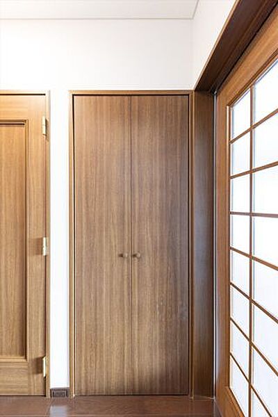 落ち着いた印象の収納扉