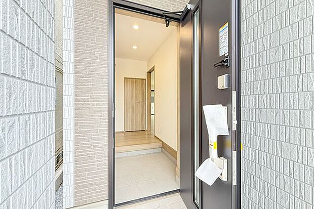 明るく開放感のある玄関