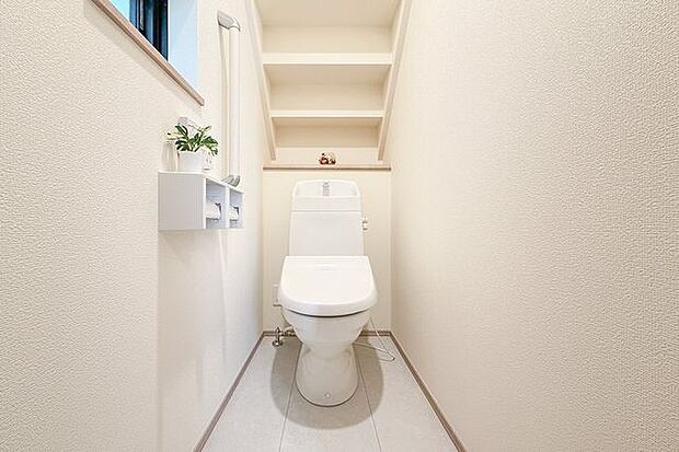 トイレ用品を収納できる棚付き