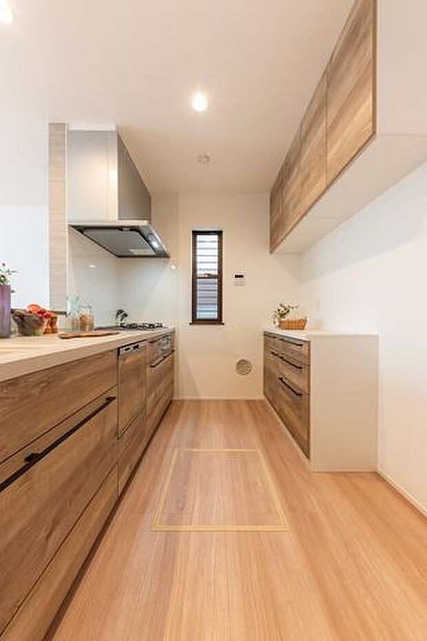 背面収納付きでスッキリ片付く対面型キッチン