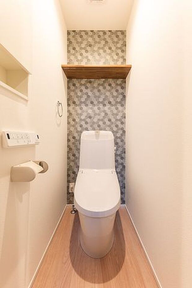 2階トイレ　冬場でもひやっとしない温水洗浄便座を採用。