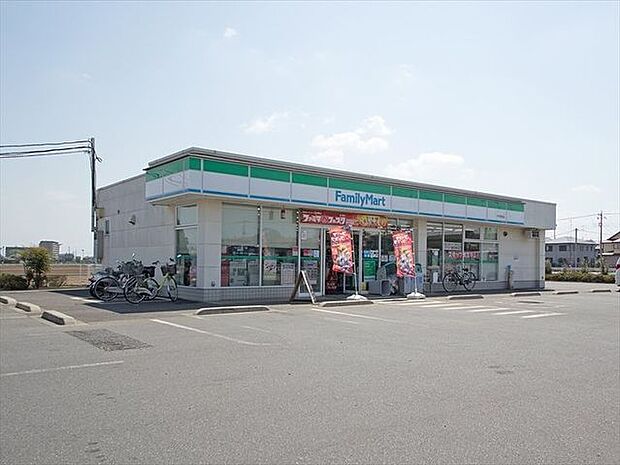 ファミリーマート所沢新町店 徒歩7分。 560m