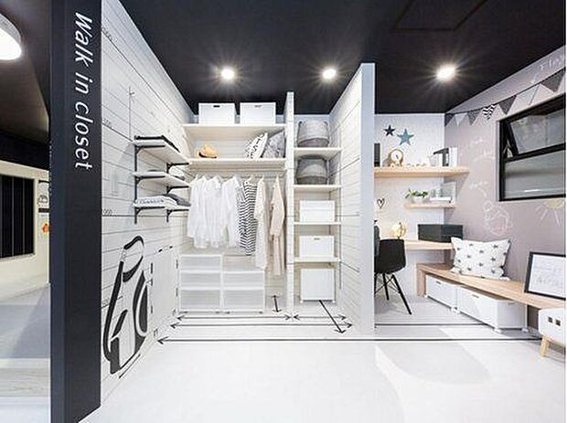 【暮らしをイメージする】実際の間取りやスケールが体感できるブースで、ご家族の叶えたい暮らしを具体化します。どんな家具やインテリアが合うか、イメージを膨らませることで、新生活がもっと楽しみになります。