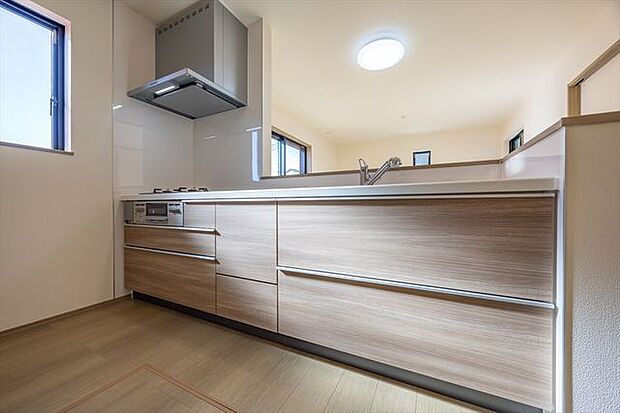 木目調のデザインが優しい風合いのシステムキッチン