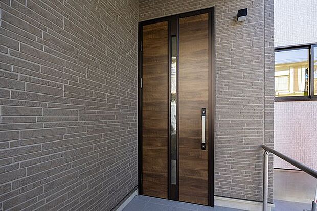 モダンで落ち着いたデザインのエントランス