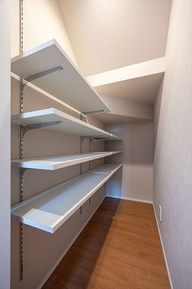 1F廊下収納は階段下を活用した優秀ストレージ。こちらも可動棚仕様で荷物に合わせて自在に収納できます。