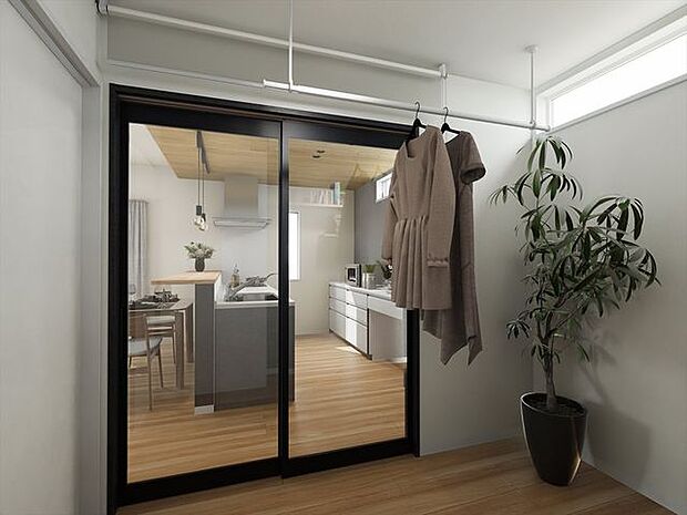 キッチン横のガラス戸マルチルーム。家事室・室内干し・収納まで“まとめて”こなせる新築戸建てプラン。