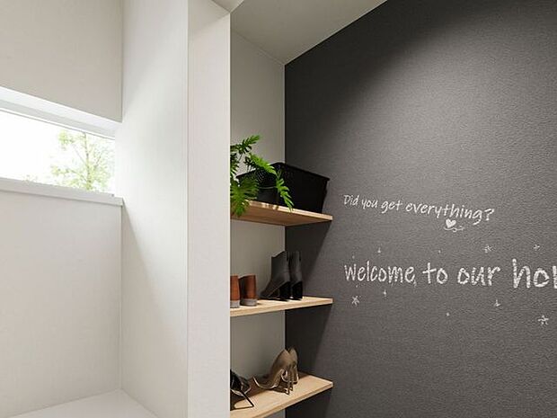 玄関のシューズインクロークで“外物”を集約。黒板機能は家族のコミュニケーションや子どもの楽しみにも〇
