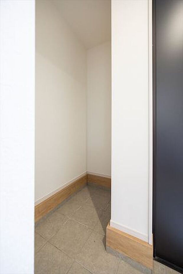 シューズインクロークがあり様々なものを収納していただけます。