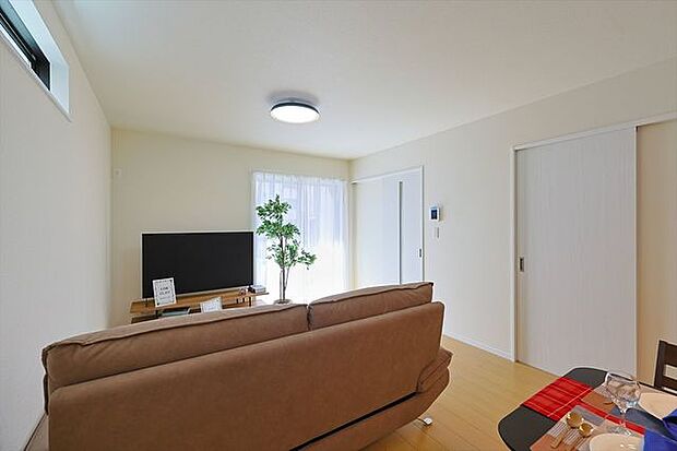 2面採光で明るいリビングです