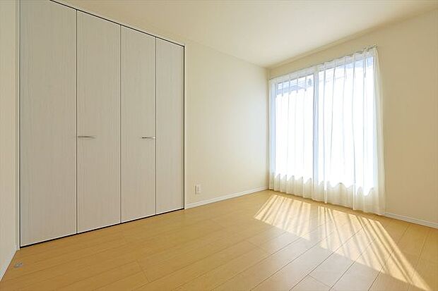 2F 洋室6.12帖 収納ありバルコニーからの採光有り