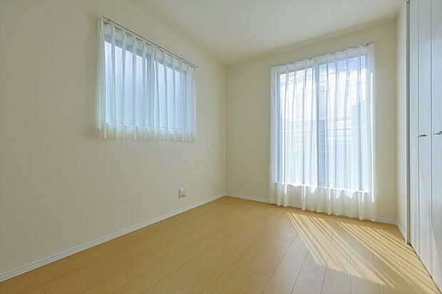 2F 洋室5.5帖 バルコニー隣接のお部屋