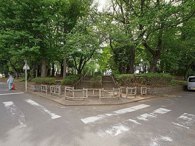 北野公園 徒歩11分。 860m