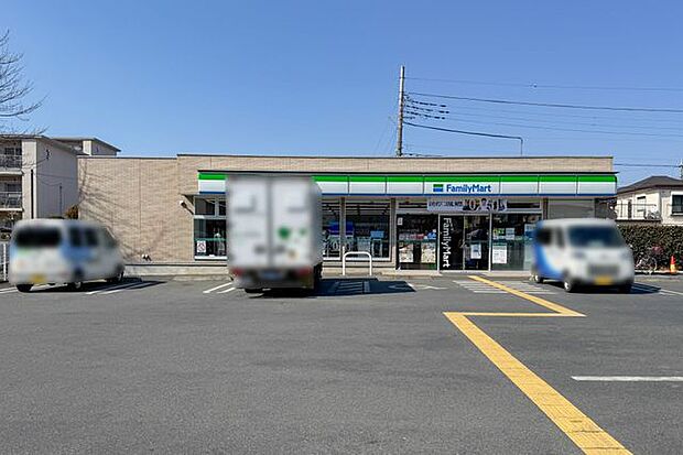 ファミリーマート所沢ニュータウン店 徒歩8分。 590m