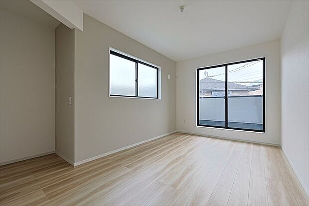 2F 洋室7.2帖 2面採光で明るいお部屋