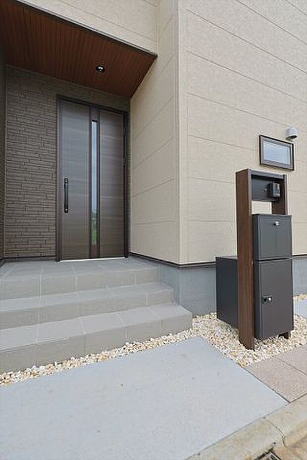 再配達の手間を減らせる便利な宅配BOX付き