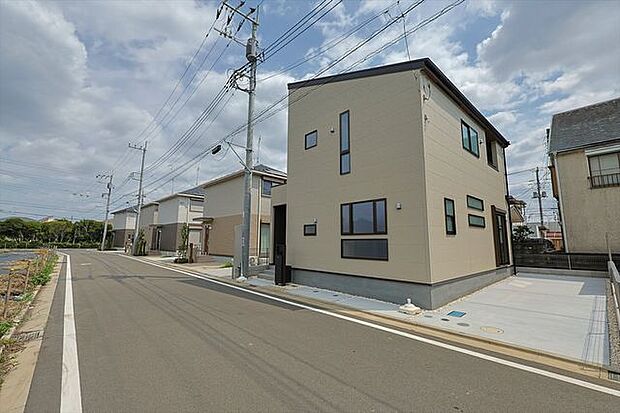 前面道路を含む所沢上安松第7期 4号棟の外観
