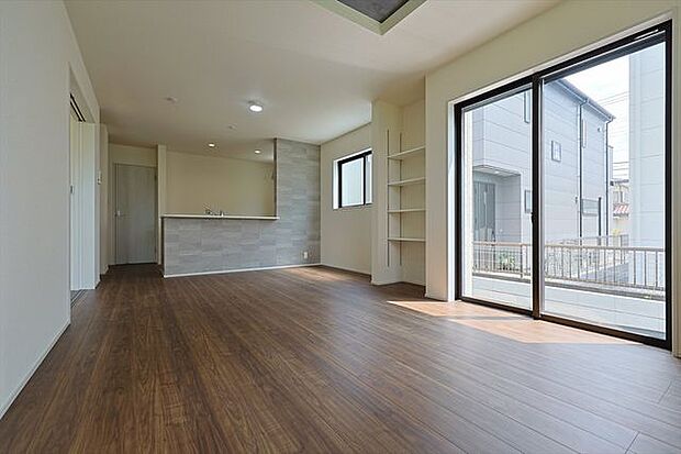 大きな窓から自然光が差し込む明るい住空間です
