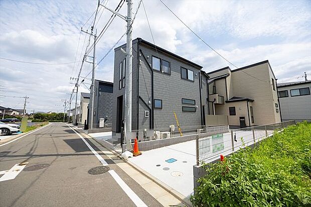 所沢上安松第7期前面道路を含む1号棟の外観